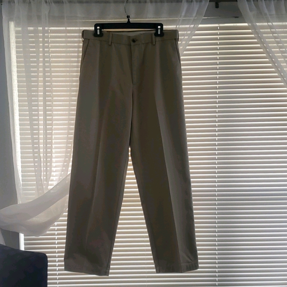 Khaki haggar pants. Size 32w×30L.
